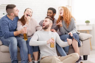 Karaoke oynama ve bira içme arkadaş grubu