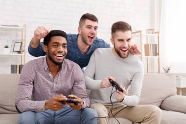 Oyun düşkünleri. Mutlu adamlar iskambil video spor evde