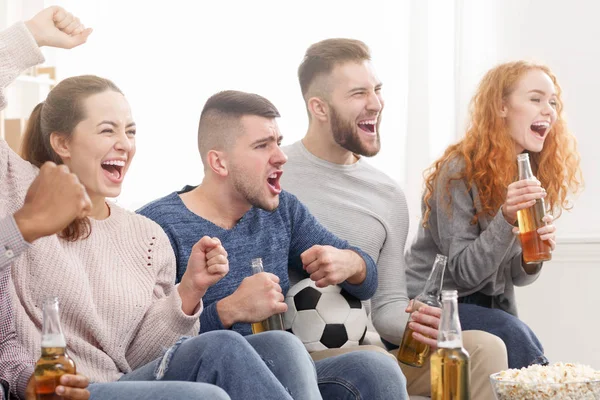 Meta. Felices amigos viendo el partido en casa —  Fotos de Stock