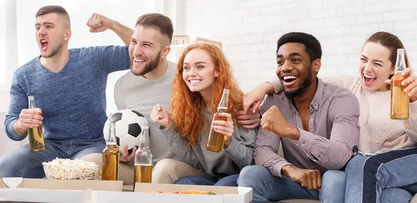 Diversos amigos viendo el partido de fútbol en la televisión —  Fotos de Stock