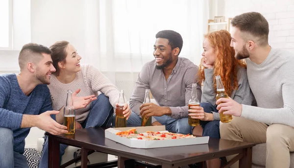 Atıştırma zamanı. Pizza yiyip bira içmeyi mutlu arkadaşlar