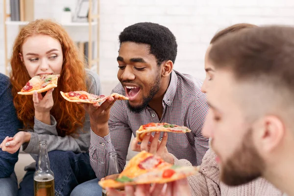 Tijd van de pizza. Vrienden eten en drinken van bier thuis — Stockfoto