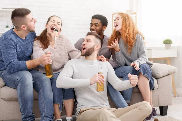 Grupo de amigos jogando karaoke e bebendo cerveja — Fotografia de Stock