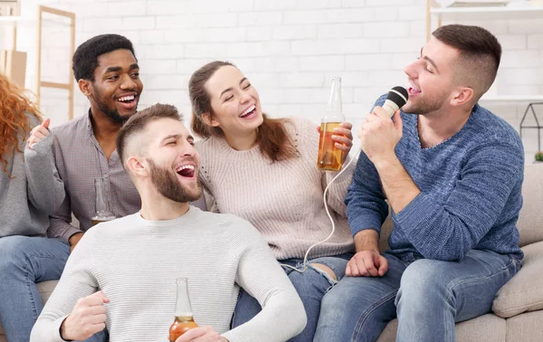 Friends having fun, singing songs together at home — Stock Photo, Image
