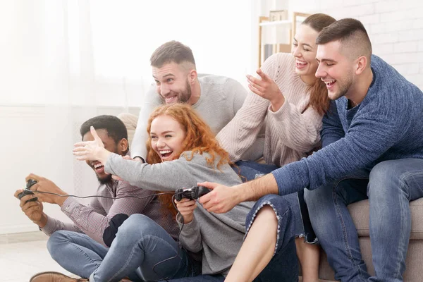 Aufgeregte Freunde, die zusammen Videospiele spielen, Spaß haben — Stockfoto