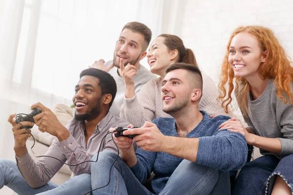 Amigos emocionados jugando videojuegos en casa —  Fotos de Stock