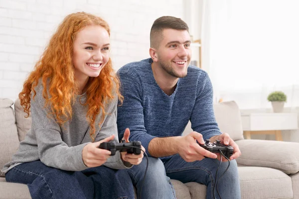 Pareja emocionada jugando videojuegos y divirtiéndose juntos —  Fotos de Stock