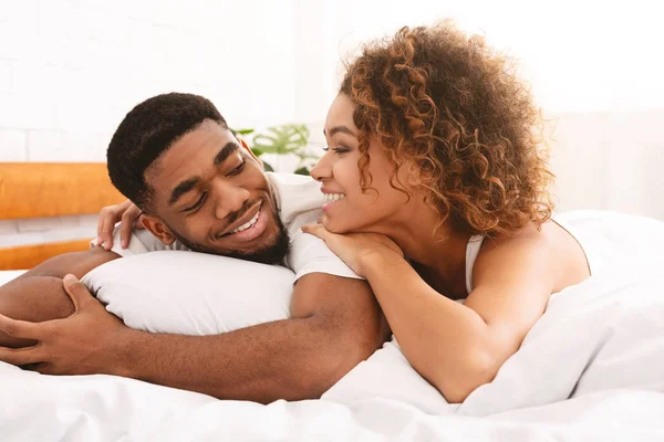 Liebendes schwarzes Paar entspannt sich im Bett zu Hause — Stockfoto
