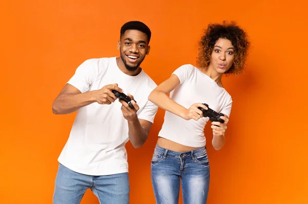 Емоційна пара грає у відеоігри з джойстиками — стокове фото
