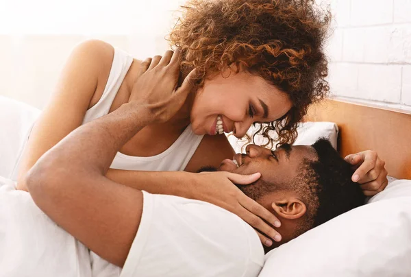 Schöner junger Mann und Frau morgens im Bett — Stockfoto