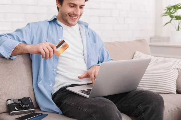 Αγοράζοντας online γύρου. Ο άνθρωπος που προετοιμάζει για τις διακοπές, χρησιμοποιούν φορητό υπολογιστή — Φωτογραφία Αρχείου