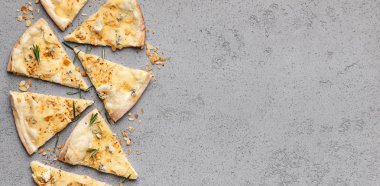 Dört peynirli pizza üstten görünüm dilimler halinde kesilerek