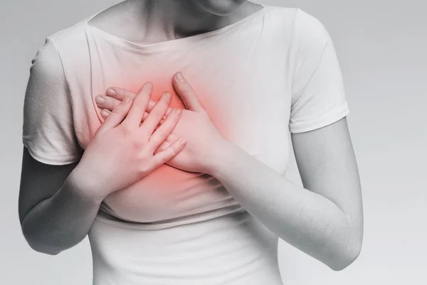 Νεαρή γυναίκα με πόνο στο στήθος συγκινητικό το στήθος — Φωτογραφία Αρχείου