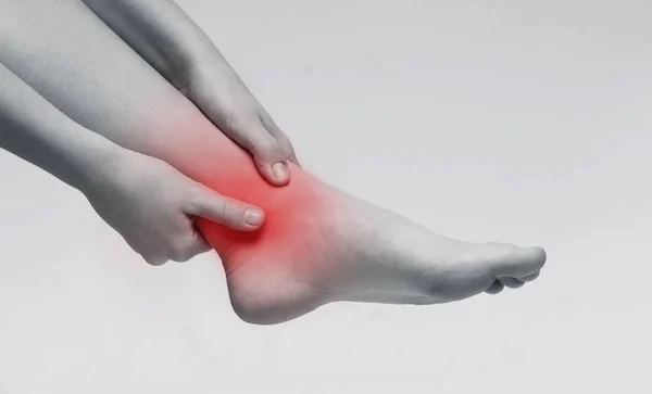 Donna che soffre di dolore alla caviglia primo piano — Foto Stock