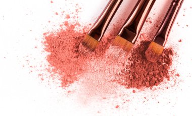 Ezilmiş pembe allık fırçaları ile smear