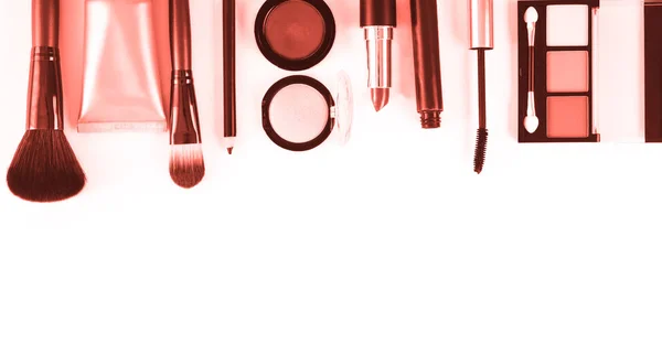 Uppsättning av makeup produkter på vit bakgrund — Stockfoto