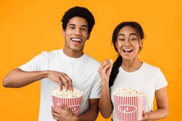 Glückliches Teenager-Paar isst Popcorn und schaut Film — Stockfoto