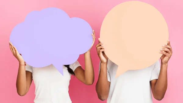 Casal segurando bolhas de fala em branco, fundo rosa — Fotografia de Stock