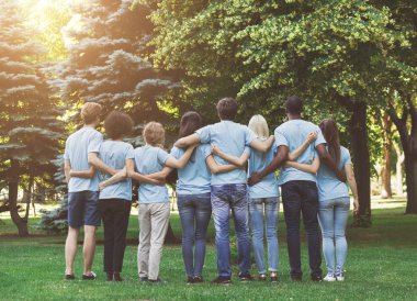 Grup mutlu gönüllü parkta kucaklayan