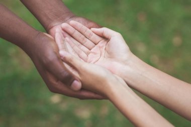 Adam ve kadın düzenlenen el birlikte ihtiyaçları eller yardım