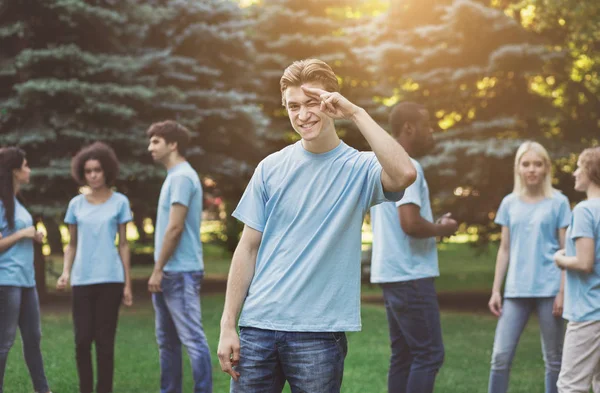 Encuentro de jóvenes voluntarios en el parque — Foto de Stock