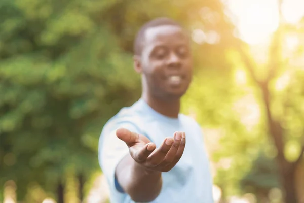 Alegre hombre negro llegar su mano a la cámara — Foto de Stock