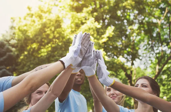 Groupe de bénévoles faisant cinq dans le parc — Photo