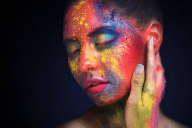Parlak yaratıcı sanat makyaj ile güzel kadın