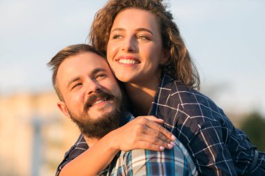 Sırtıma binmek eğleniyor kız arkadaşına veren adam