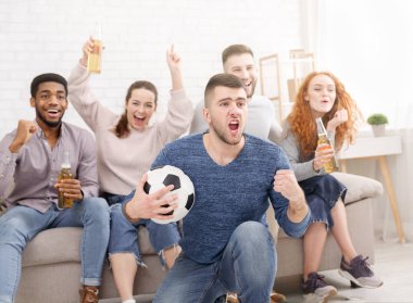 TV izlerken maç duygusal futbol fanlar