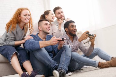 Evde online video oyunları oynayan öğrenciler