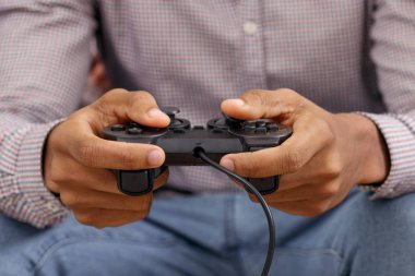 Joystick, closeup ile video oyunları oynarken adam
