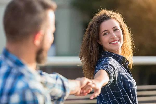 Seguitemi. Fidanzato seguente fidanzata tenendosi per mano — Foto Stock