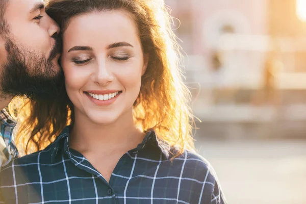 Novio besando a su chica contra el atardecer, espacio de copia — Foto de Stock