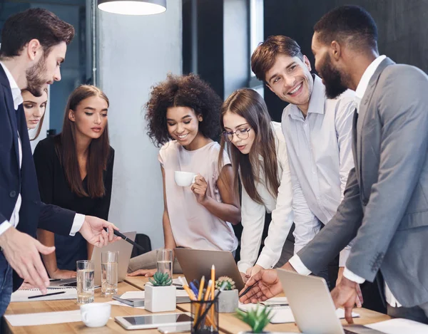 Colaboradores creativos trabajando con un nuevo proyecto de startup — Foto de Stock