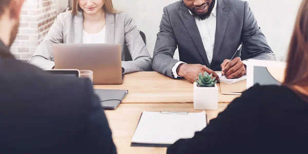 Gente de negocios trabajando juntos en oficina, cosecha — Foto de Stock