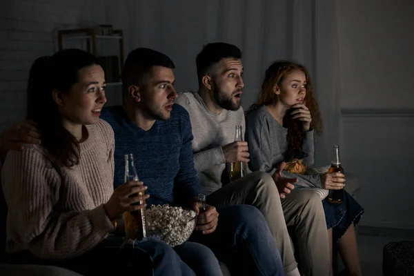 Amigos sorprendidos viendo películas de terror con palomitas de maíz —  Fotos de Stock