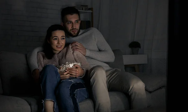 Verängstigtes Paar sieht spät in der Nacht Film — Stockfoto
