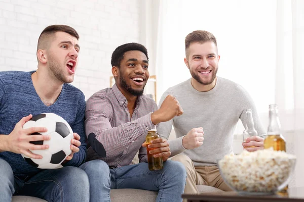 Männer sehen Fußballspiel und feuern ihre Lieblingsmannschaft an — Stockfoto