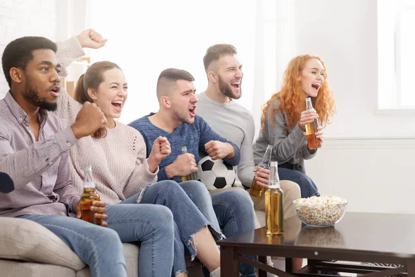 Znajomi kibicują ulubionej drużynie piłkarskiej, oglądając mecz — Zdjęcie stockowe