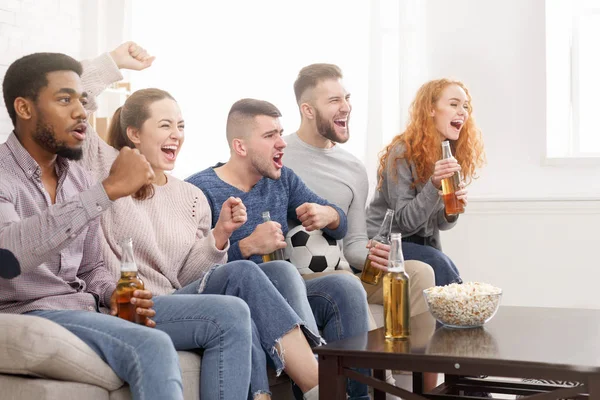 Amigos animando por el equipo de fútbol favorito, viendo el partido —  Fotos de Stock