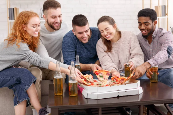 Barátok étkezési pizza. Szórakoztak otthon Party — Stock Fotó