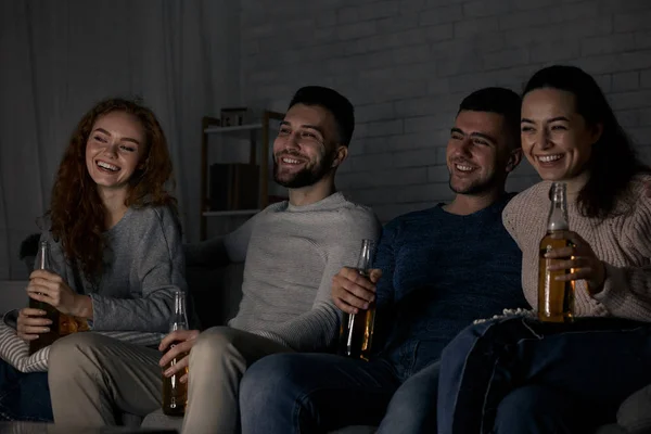 Happy vrienden kijken naar film thuis samen — Stockfoto