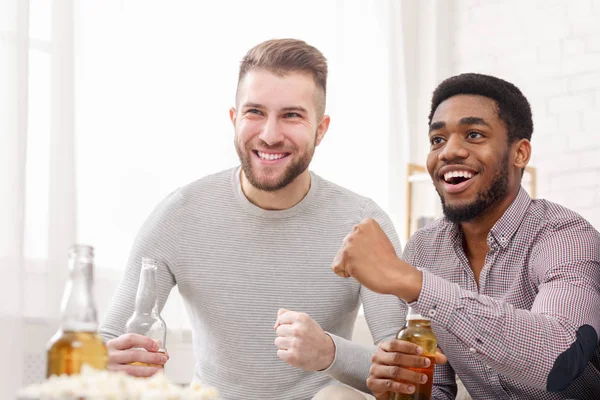 Guys drinking beer and cheering for football — Stock Photo, Image
