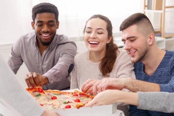 Gelukkige vrienden eten pizza, met Home Party — Stockfoto