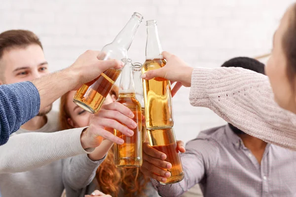 Oslavovat schůzku. Přátelé cinčení pivních lahví doma — Stock fotografie