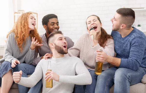 Students having fun, singing karaoke and drinking beer — Stock Photo, Image