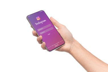 İPhone ack Instagram uygulama ile ekranda tutan adam.
