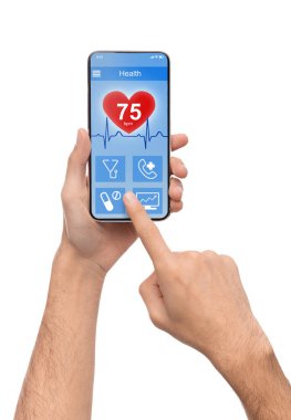 Sağlık veriyi denetlemek için Smartphone uygulaması kullanan adam
