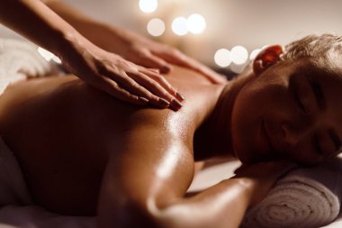 Kadının spa salonda sırt masajı